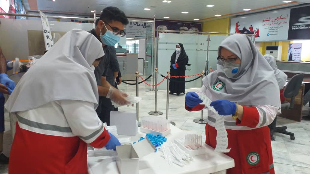غربالگری و کنترل بهداشتی مسافران پرواز دبی به قشم/ گزارش تصویری
